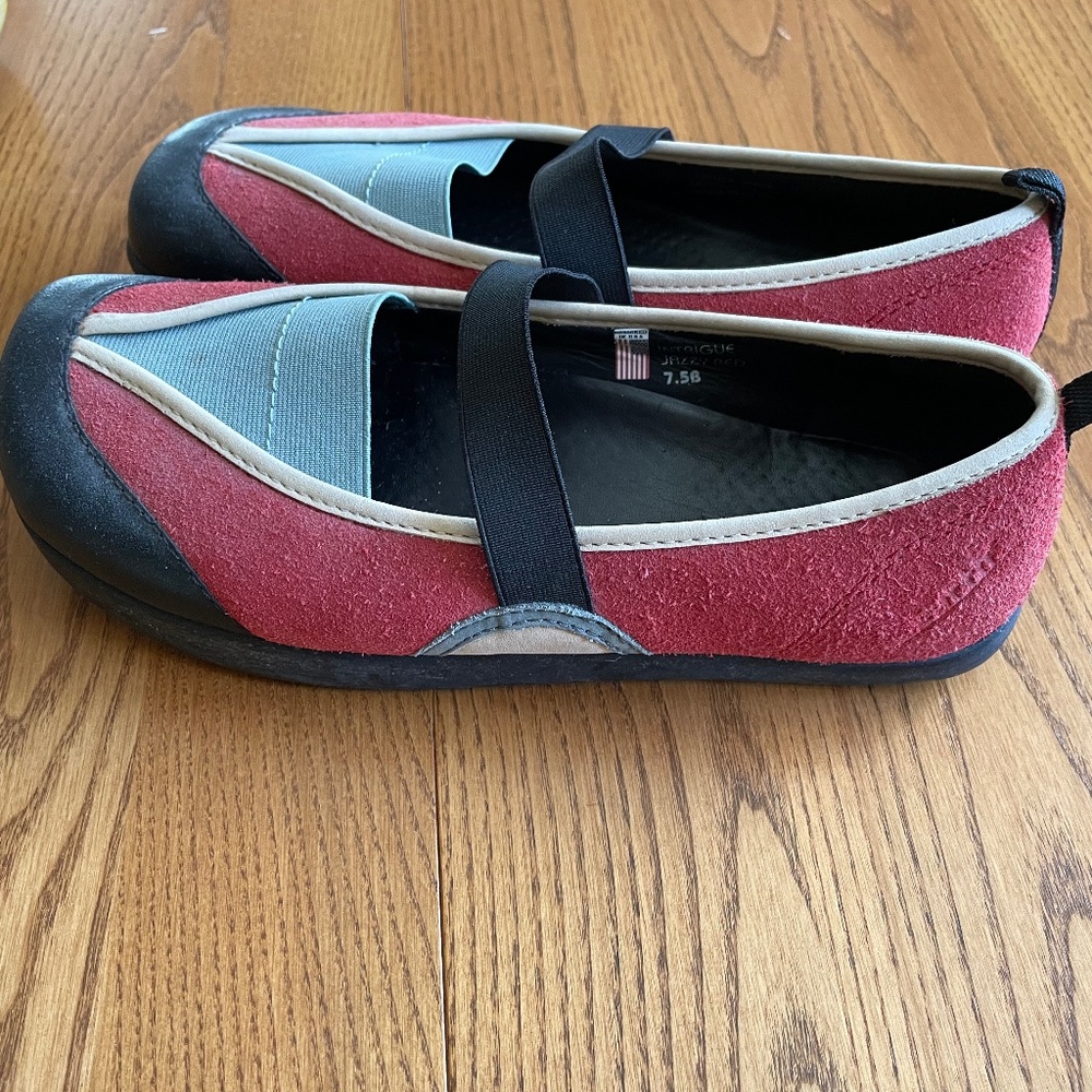 Earth Shoes intrigue jazzy red size 7.5 Mary Janes like new